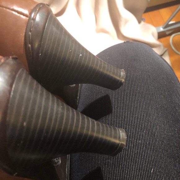 Strictly Comfort featuring memory foam, leather - Picture 5 of 8